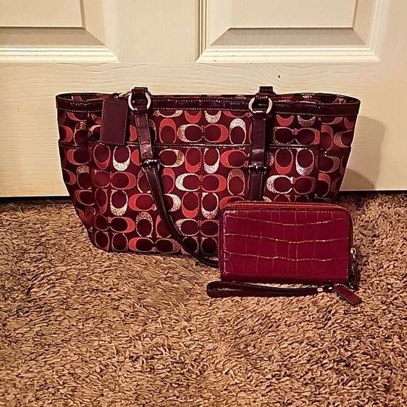 Coach Gallery Sig Metalic  Tote/Purse, Coach Madison Croc Embrossed Coach Wallet - Picture 2 of 12